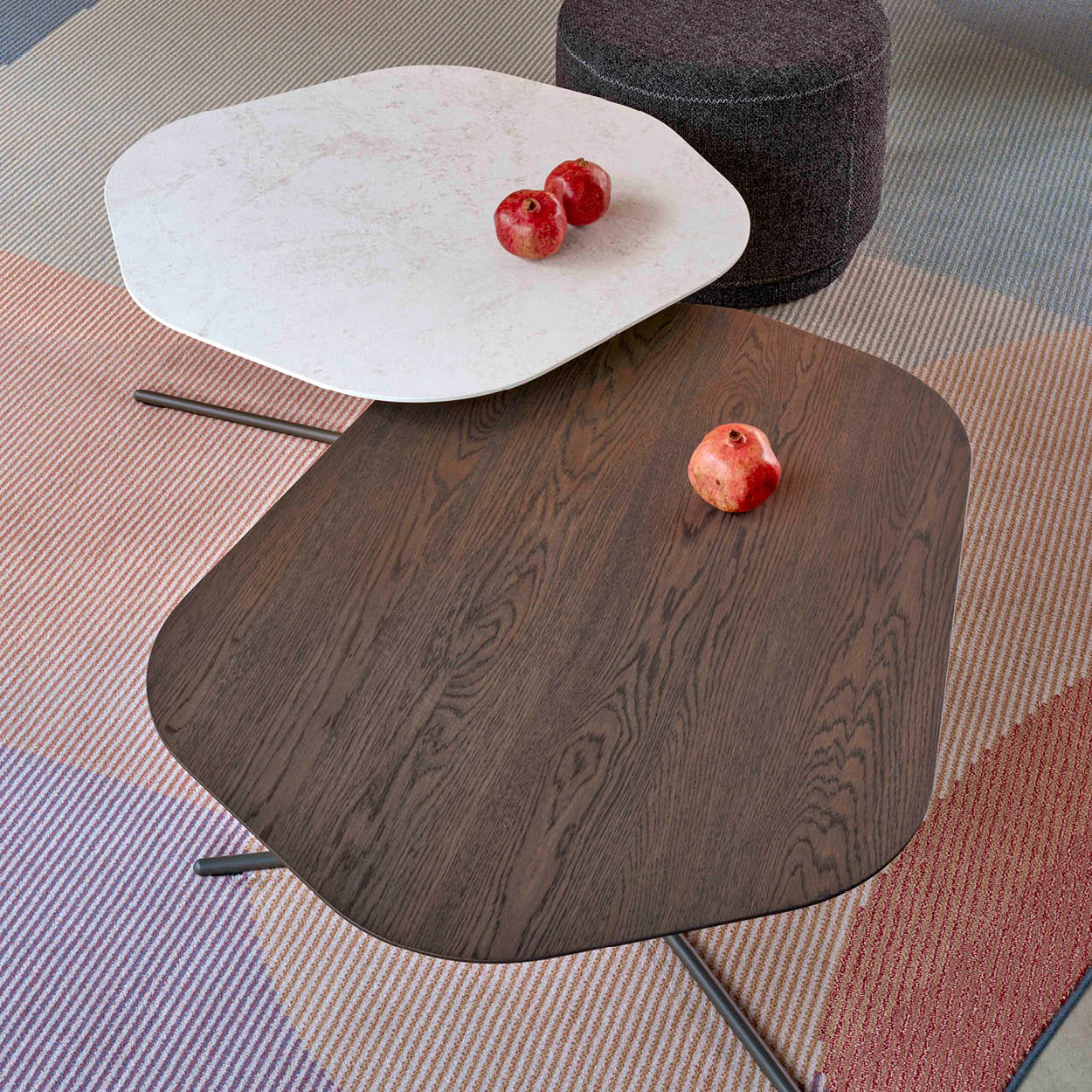 Twee salontafels van steen en hout op een vloerkleed