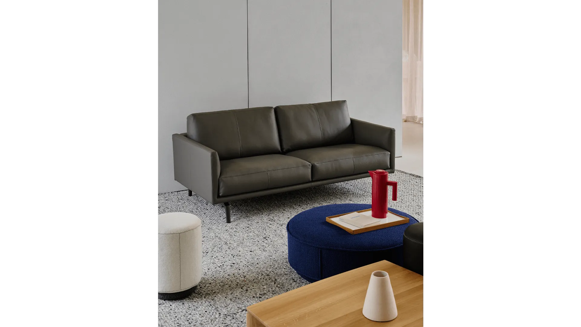 Leren designbank in een lichte woonkamer
